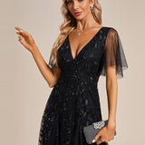 Manuela | Vestido de noite longo, romântico e cintilante com decote em V e tiras